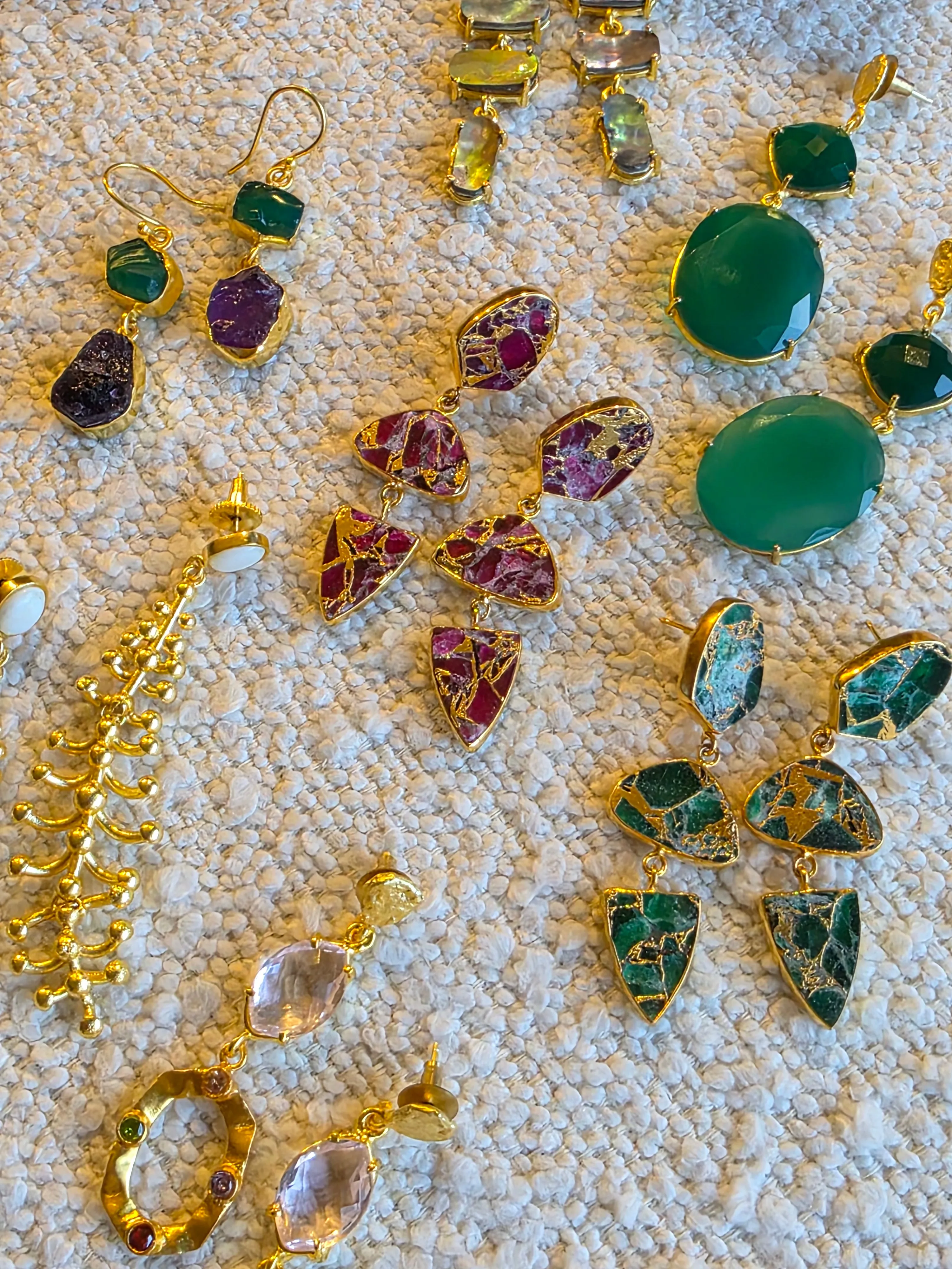Gemajesty Green Onyx and African Amethyst Drop Earring